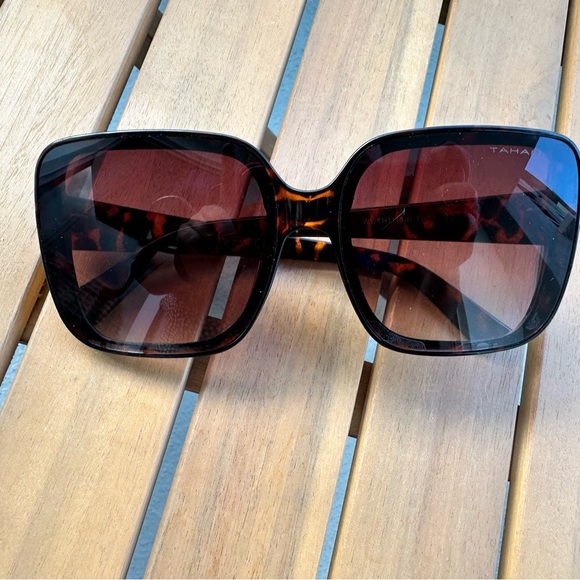 Tahari Square frame brown tortoise shell oversized sunglasses - Picture 6 of 6